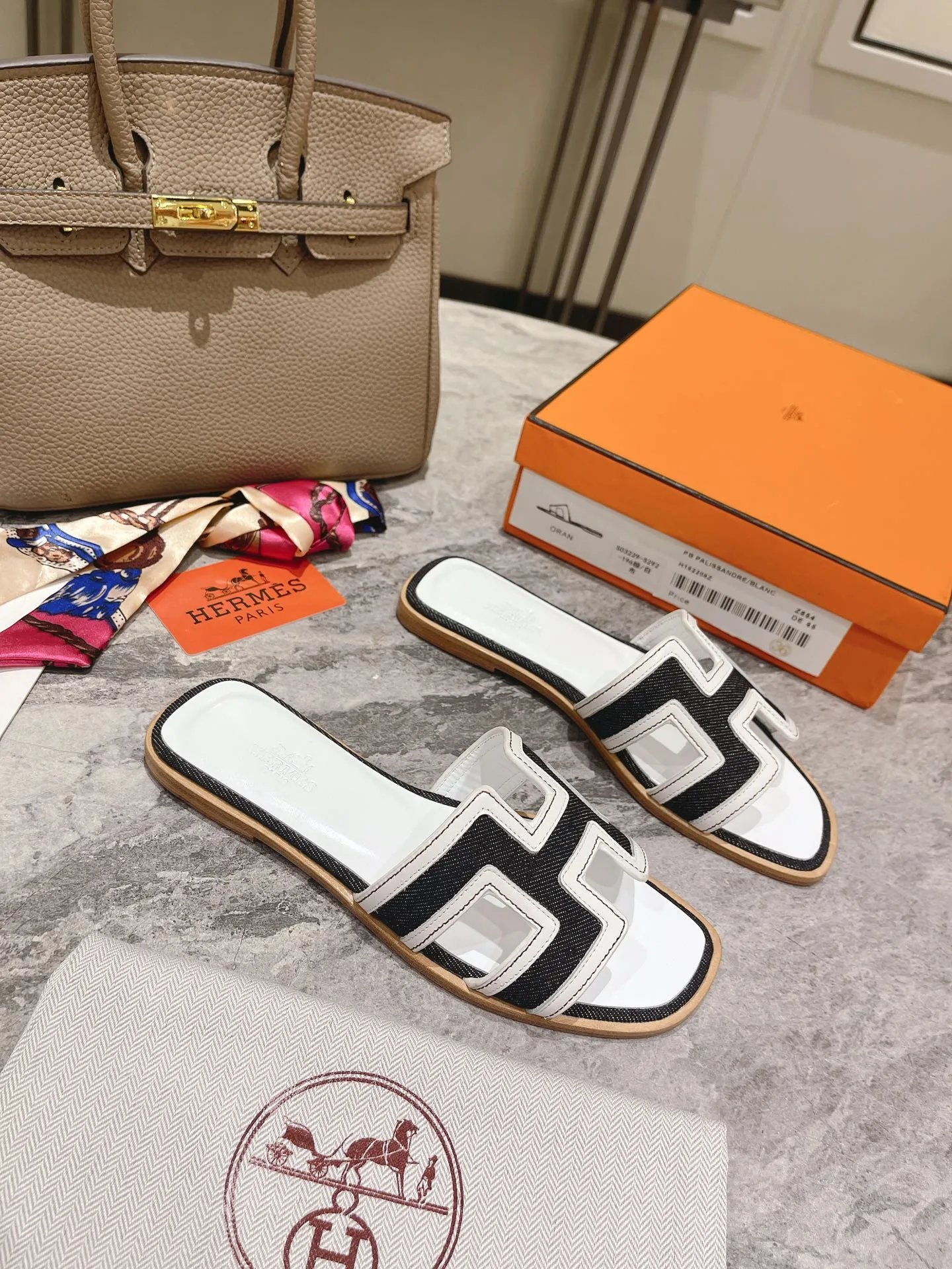 👟👟Ex-factory price 400👟👟 Genuine leather sole +50 New model for early spring, (high-end splicing and oil edge technology) newly revised version (Hermès), upgraded packaging, upgraded version and workmanship materials. Hermes®🔴The highest version of handmade shoes on the market✨✨ Top product Hermès slippers🐎 The new high-end fashion is the same as the original version, purely handmade by masters! ❥High-end customization, the highest version in the industry⚠❥Using: Hermers upper: Italian imported cowhide + original custom-grade Australian sheepskin feet + genuine leather outsole (pursuing top walking comfort) Hermes━━━━━ size: 35-40 (34.41.42 custom-made, non-returnable) Genuine leather sole Rubber sole